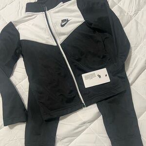 NWT Nike track suit kids 5-6 years